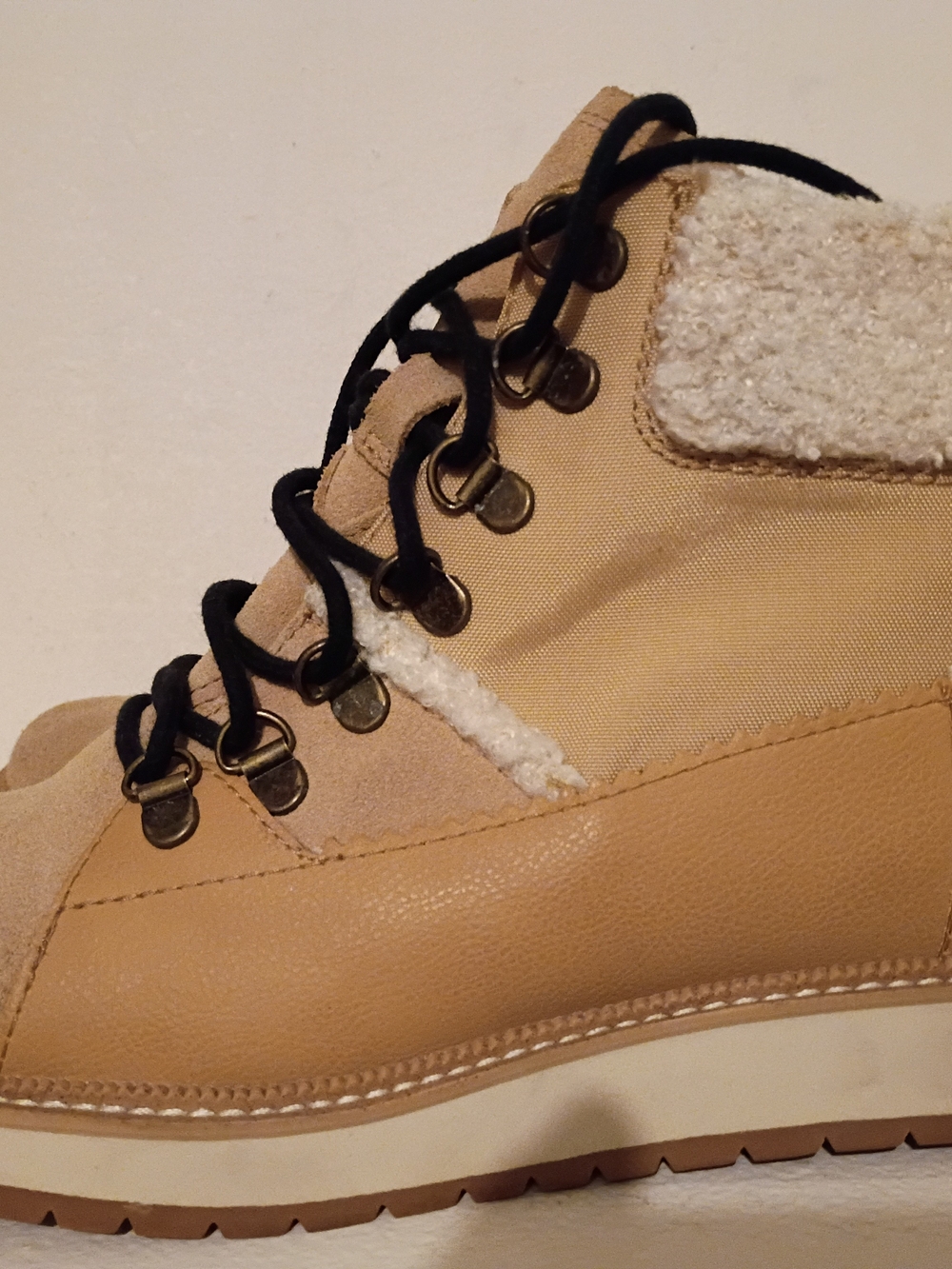 Toms Beige Ankle Boot Sz 7 with Black Laces and Sherpa Trim
